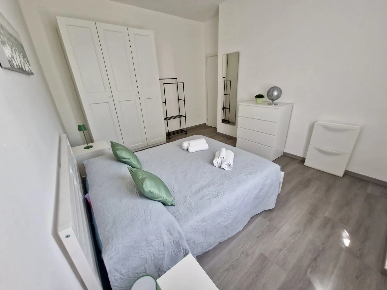 Second double bedroom with wardrobe