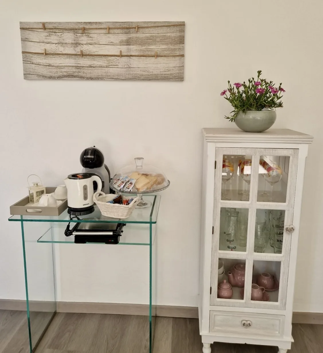 Breakfast corner with coffee machine and kettle