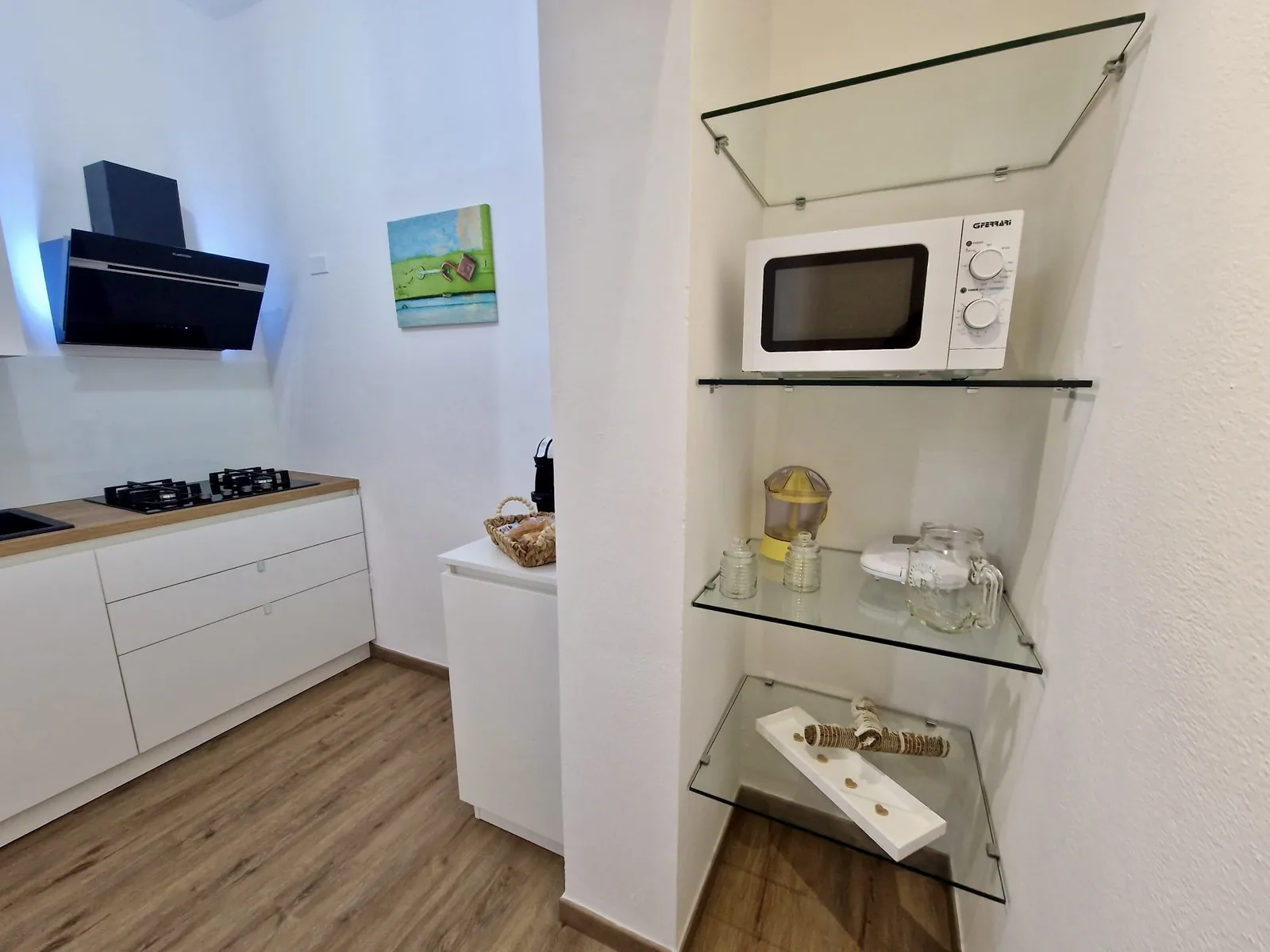 Equipped kitchen and pantry area