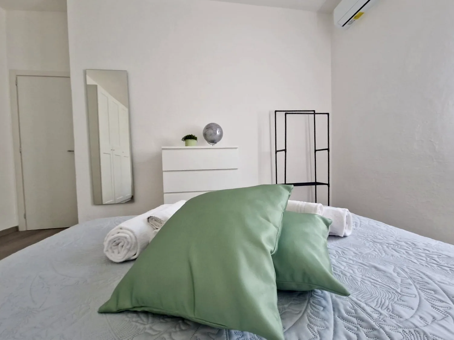 Double bedroom detail
