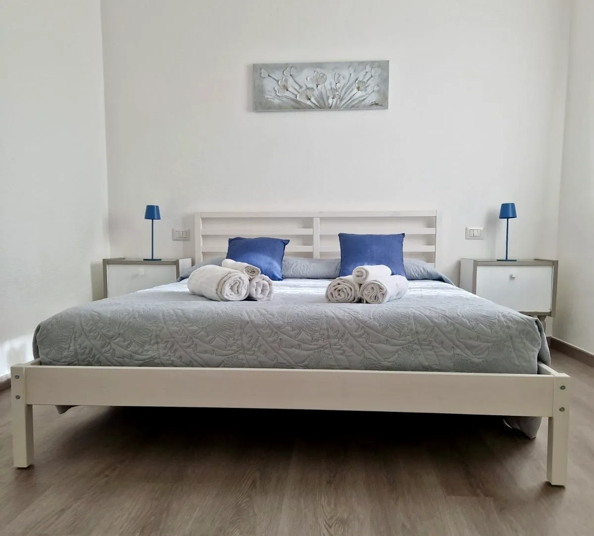 Double bedroom with blue details